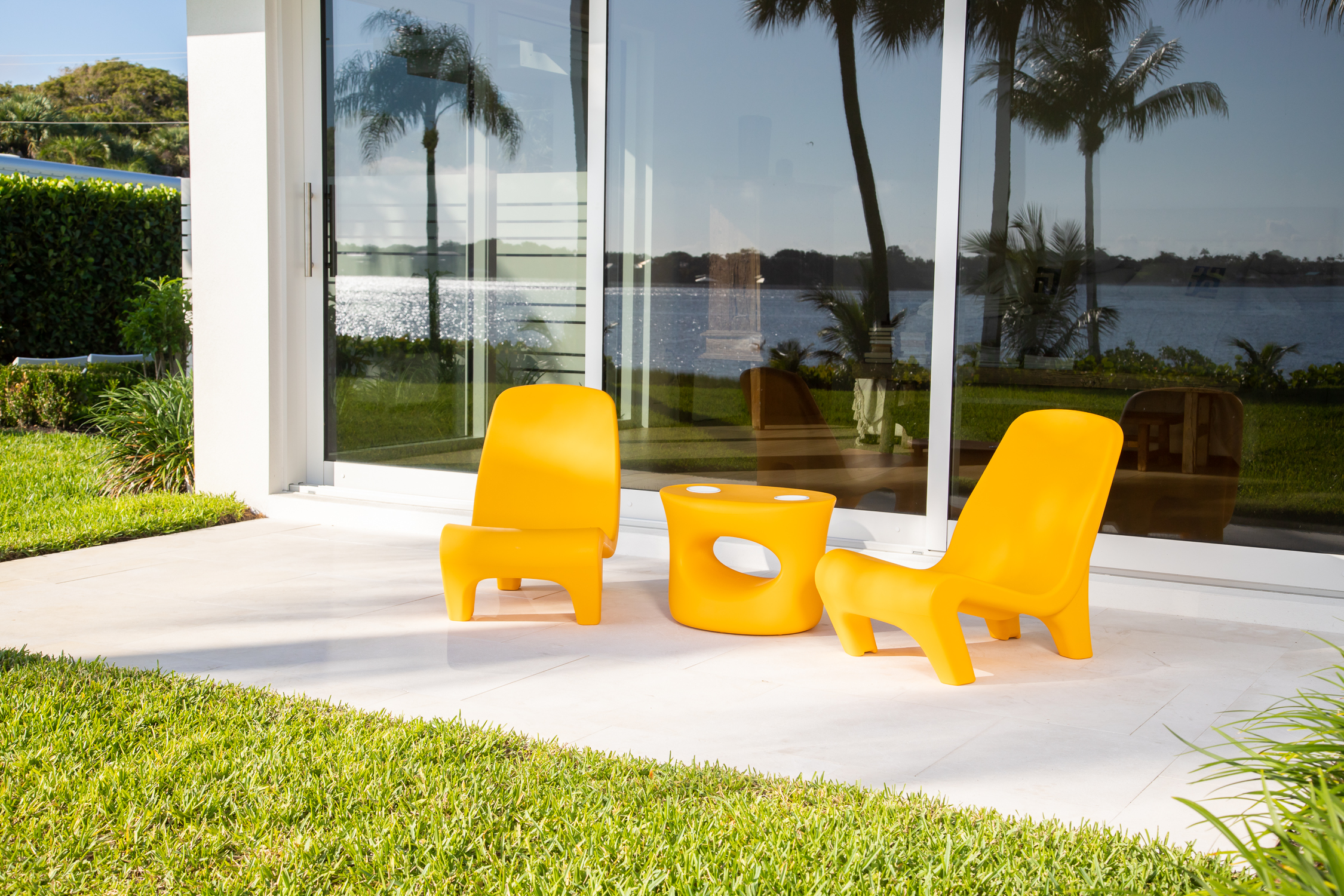 Freelo Chair and Amped Table – Splash Series – Yellow