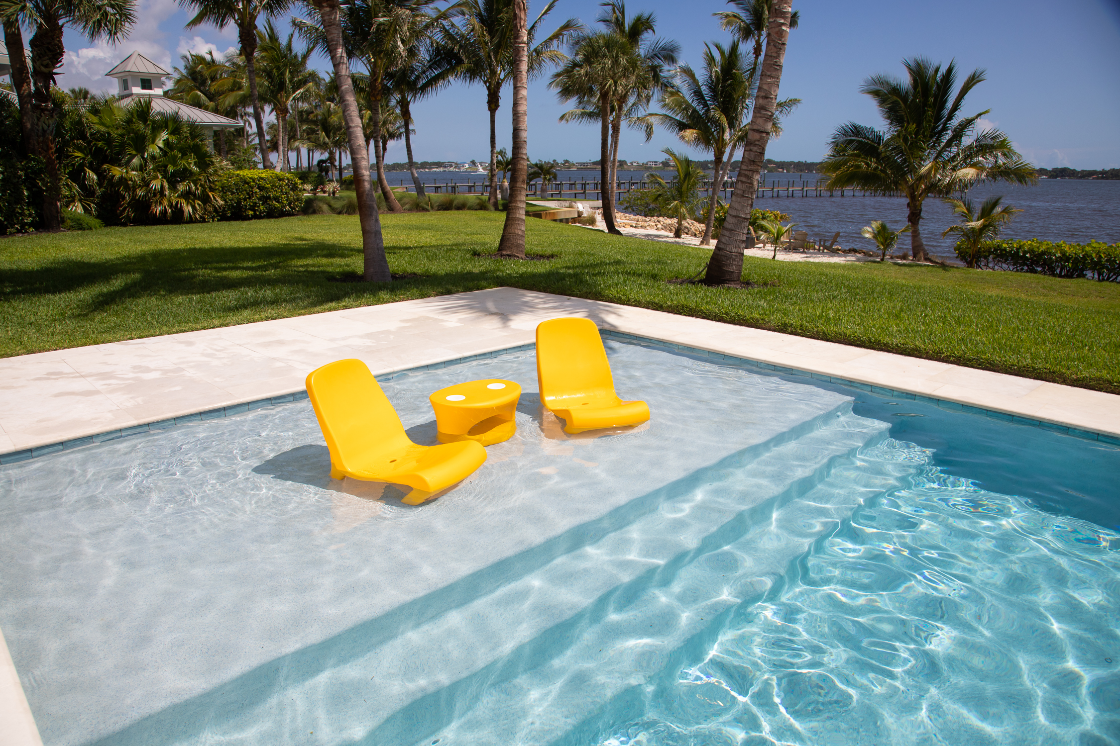 Freelo Chair and Amped Table Splash Series – Yellow – in pool